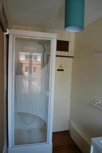 un bagno con doccia con porta in vetro di Maisonnette à Saint Valéry Sur Somme a Saint-Valéry-sur-Somme Altre 9 foto
