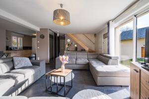 una sala de estar con un sofá y una mesa en Maison Jarrier, en Saint-Jean-de-Maurienne