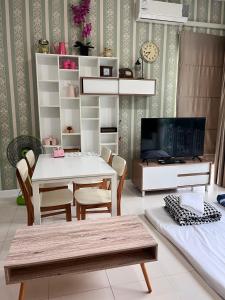 Μια τηλεόραση ή/και κέντρο ψυχαγωγίας στο ฺBaan Khaoyai by Madam