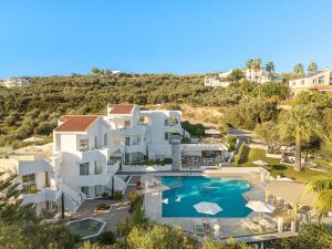 una vista aerea di una villa con piscina di Villa Life ad Agia Marina Nea Kydonias
