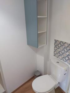 Ванная комната в Appartement calme neuf équipé