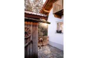 een toegang tot een huis met een houten deur bij Ferienwohnung Weideblick Gänsberg in Blaibach