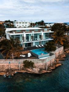 Villa Mariposa Ocean Front Mansion with Infinity Pool في غانيكا: منظر جوي لمبنى به حوض سباحة