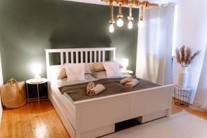 een slaapkamer met 2 personen op een bed bij Ferienwohnung Weideblick Gänsberg in Blaibach