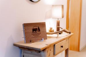een boek bovenop een houten tafel bij Ferienwohnung Weideblick Gänsberg in Blaibach +24 foto's
