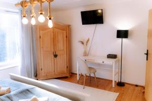 een slaapkamer met een bureau, een bed en een tafel bij Ferienwohnung Weideblick Gänsberg in Blaibach