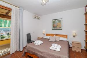 a bedroom with a bed with towels on it at Chicca Di Francesca- Santa Teresa in Santa Teresa Gallura