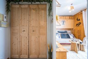een slaapkamer met een houten kast naast een bed bij Studio Champ Pérouze in La Toussuire
