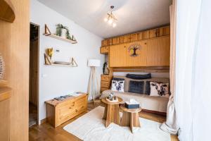 een kleine slaapkamer met een stapelbed en een tafel bij Studio Champ Pérouze in La Toussuire +12 foto's