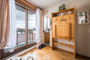 een kamer met een groot raam met uitzicht bij Studio Champ Pérouze in La Toussuire