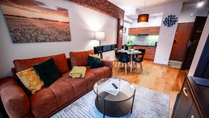 Zielony Zdrój, Sun & Snow في كرينيتسا زدروي: غرفة معيشة بها أريكة وطاولة