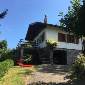 una casa con una escalera que conduce a ella en Chalet Anna Chiara, en Arola