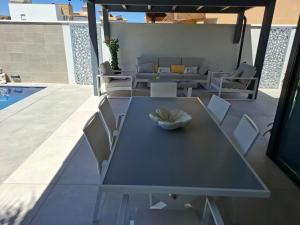 een tafel en stoelen met een kom op een patio bij Villa Corni in Granada