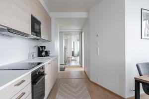 Η κουζίνα ή μικρή κουζίνα στο 12th Floor Sauna Retreat with Stunning City Views +22 φωτογραφίες