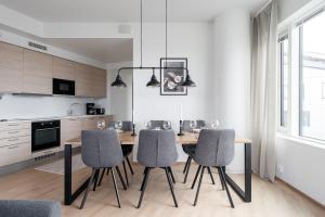 Η κουζίνα ή μικρή κουζίνα στο 12th Floor Sauna Retreat with Stunning City Views