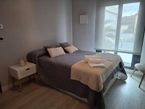 een slaapkamer met een bed met twee handdoeken erop bij Villa Corni in Granada