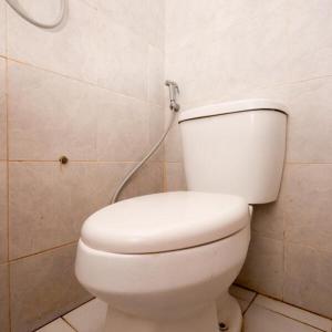 Ванная комната в RedDoorz Near Kota Lama Semarang +24 фотографии