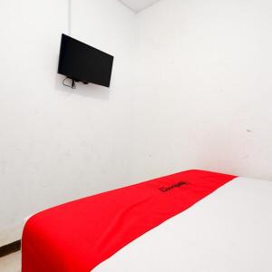 Телевизор и/или развлекательный центр в RedDoorz Near Kota Lama Semarang
