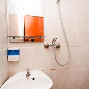 Ванная комната в RedDoorz Near Kota Lama Semarang