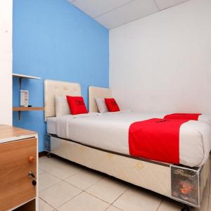 Кровать или кровати в номере RedDoorz Near Kota Lama Semarang