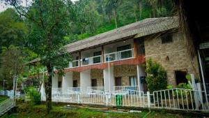 ein Gebäude mit einem Balkon an der Seite in der Unterkunft Zeno Village Resort 900 Kandi Wayanad in Wayanad