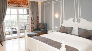 Ένα ή περισσότερα κρεβάτια σε δωμάτιο στο The Whispering Winds Resort +28 φωτογραφίες