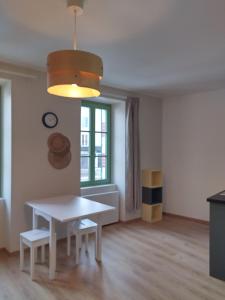 Фотография из галереи Appartement calme neuf équipé в городе Иссуар