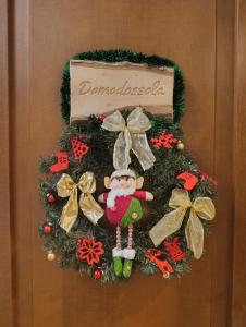 een krans met kerstversieringen op een deur bij Palazzo Pellanda in Domodossola