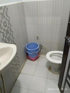 a bathroom with a toilet and a sink at Shri Krishna Residency in Sawāi Mādhopur