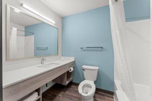 Koupelna v ubytování WoodSpring Suites Wilmington Riverfront + 28 fotografií