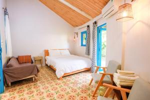 Lara Homestay في Ấp Gò Dinh: غرفة نوم بها سرير وأريكة وكرسي +69 صورة