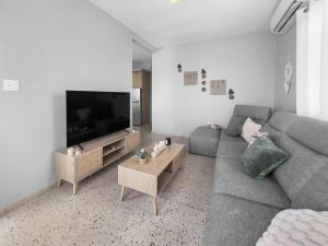 TV a/nebo společenská místnost v ubytování La Cueva Apt 1 Boho Oceanfront Escape in Arecibo