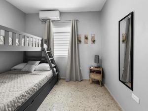 Postel nebo postele na pokoji v ubytování La Cueva Apt 1 Boho Oceanfront Escape in Arecibo