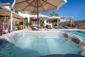 Bazén v ubytování Villa Arancia nebo v jeho okolí