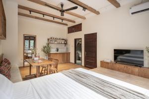 Un dormitorio con una cama, una mesa y un televisor. en Bright Wooden House near Old Quarter, en Hanói