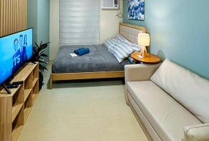 TV a/nebo společenská místnost v ubytování Avida Towers Atria by RedDoorz