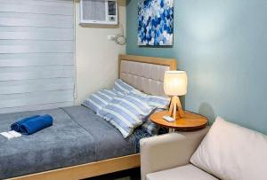 Postel nebo postele na pokoji v ubytování Avida Towers Atria by RedDoorz