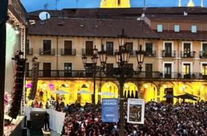 a crowd of people standing in front of a building at Plaza Mayor de Leon in León
