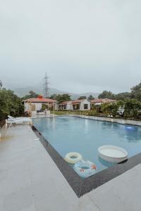 Бассейн в Kaustubh farm by Classy stay или поблизости