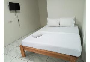 Postel nebo postele na pokoji v ubytování OYO 95063 Afifah Syariah Guest House Manado + 23 fotografií