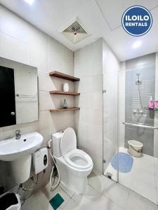 een badkamer met een toilet, een wastafel en een douche bij Relax Stay at One Madison Tower in Cari Mayor