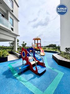 een speeltuin in een gebouw met een glijbaan bij Relax Stay at One Madison Tower in Cari Mayor +8 foto's