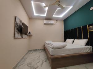 Ένα ή περισσότερα κρεβάτια σε δωμάτιο στο Orchid Stays +11 φωτογραφίες