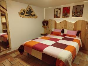 Un dormitorio con una cama grande en una habitación. en Botton d'oro, en Campitello di Fassa
