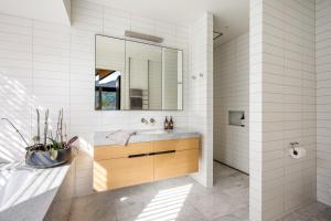 Ένα μπάνιο στο Roys Peak House, Architectural Gem in Wanaka +30 φωτογραφίες