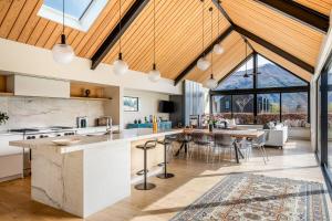 Η κουζίνα ή μικρή κουζίνα στο Roys Peak House, Architectural Gem in Wanaka