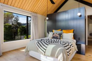 Ένα ή περισσότερα κρεβάτια σε δωμάτιο στο Roys Peak House, Architectural Gem in Wanaka