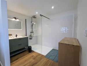 La Béraine "rien que pour vous" في Vergues: حمام مزود بدش ومغسلة +13 صورة