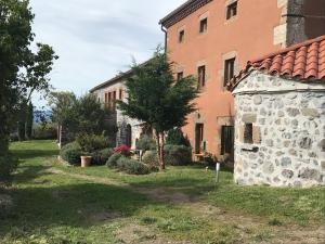 La Béraine "rien que pour vous" في Vergues: مبنى قديم مع شجرة في الفناء