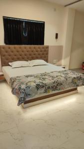 Ένα ή περισσότερα κρεβάτια σε δωμάτιο στο Hotel Tulip Inn & Lodging